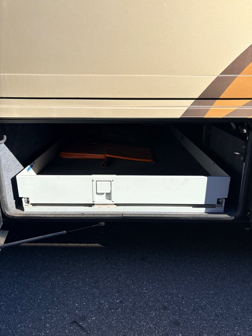 2015 Newmar Dutch Star 4018, Exterior photo 7
