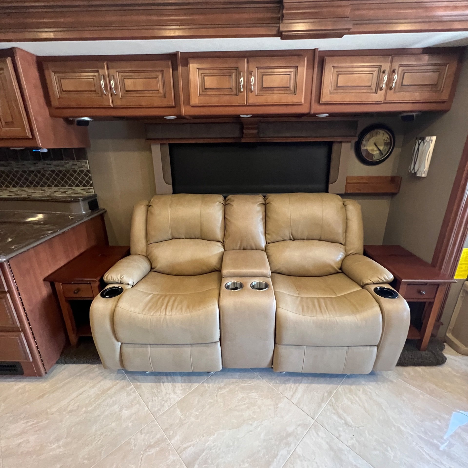 2015 Fleetwood Discovery 40E - Interior view 2