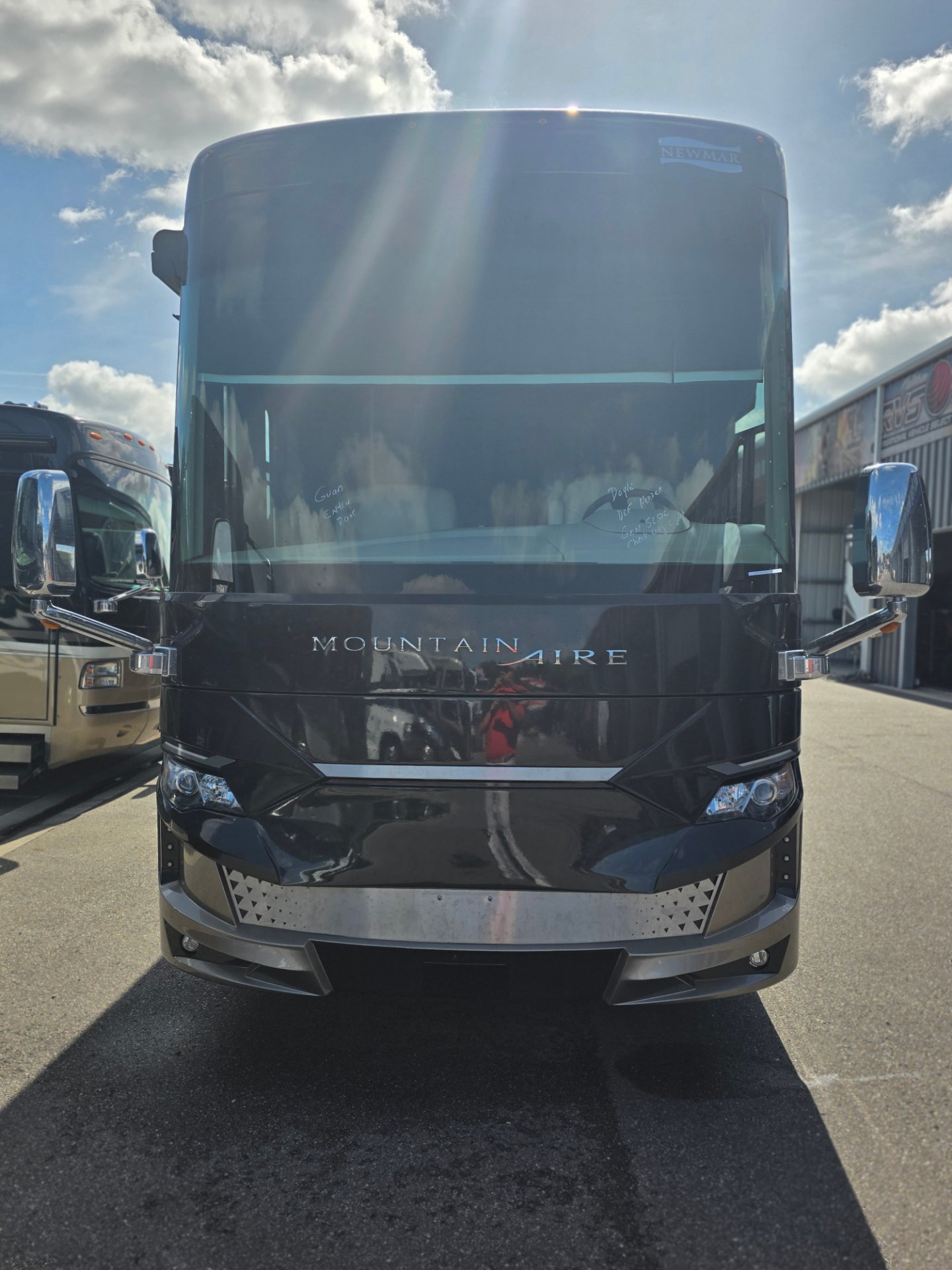 2020 Newmar Mountain Aire 4543 - Exterior view 2