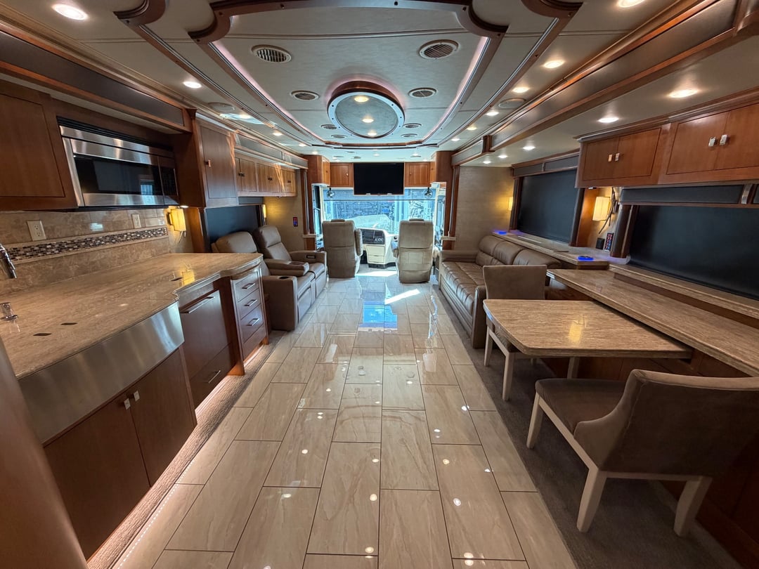 2017 Tiffin Zephyr 45 PZ, Living area photo 4