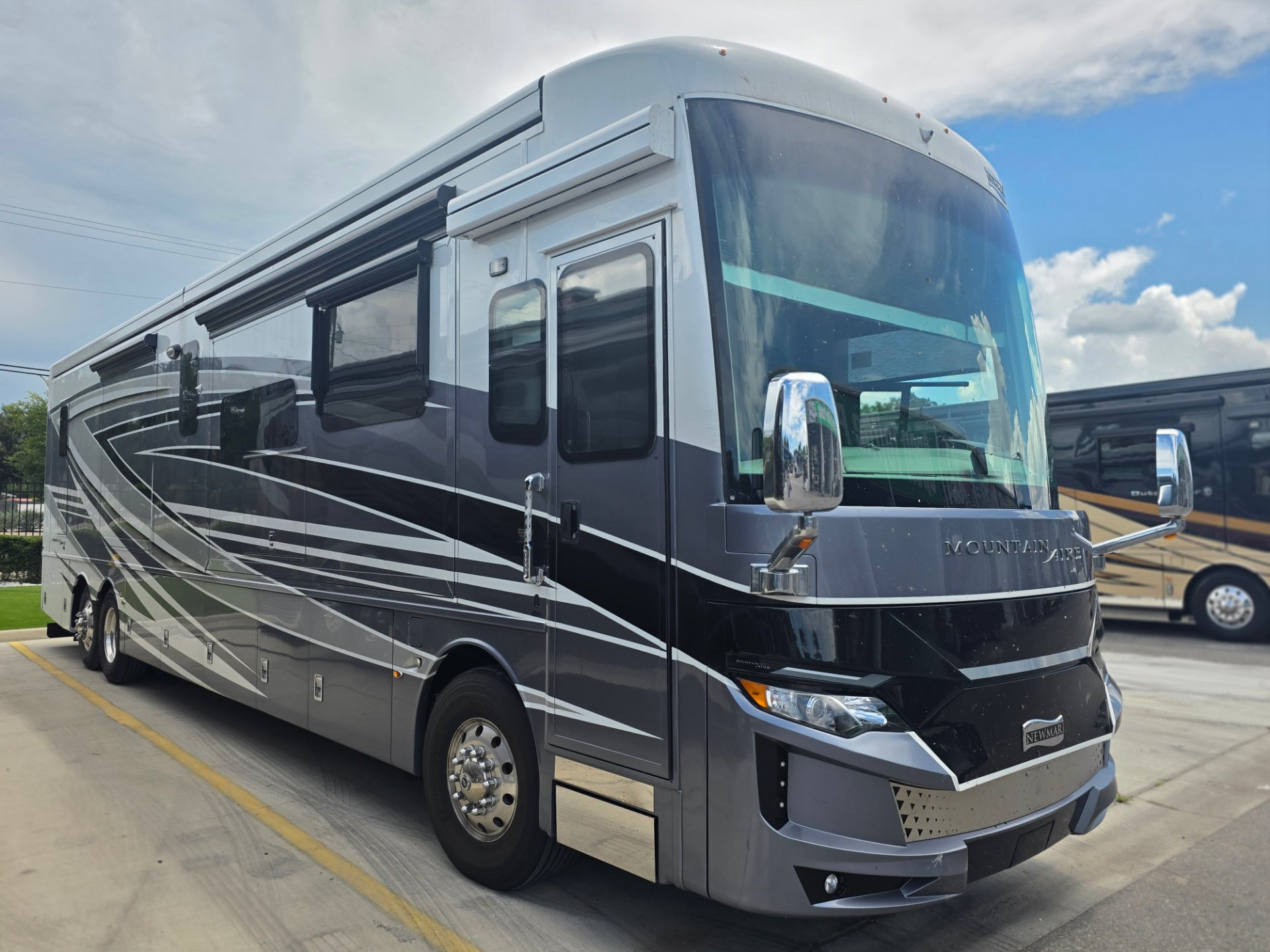 2023 Newmar Mountain Aire 4551 - Exterior view