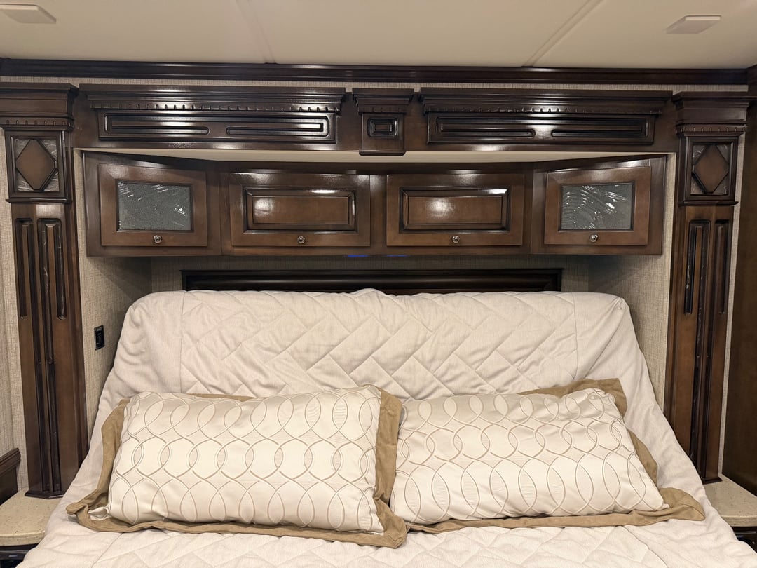 2021 Newmar Dutch Star 4369, Bedroom photo 2