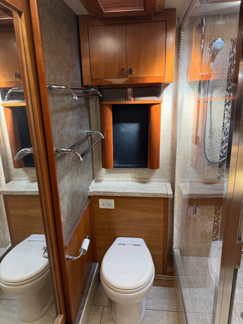 2017 Tiffin Zephyr 45 PZ, Bathroom photo 2