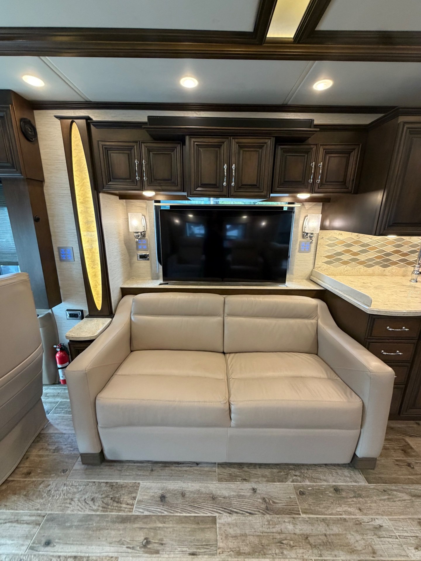 2018 Newmar Mountain Aire 4553 — Interior photo 3