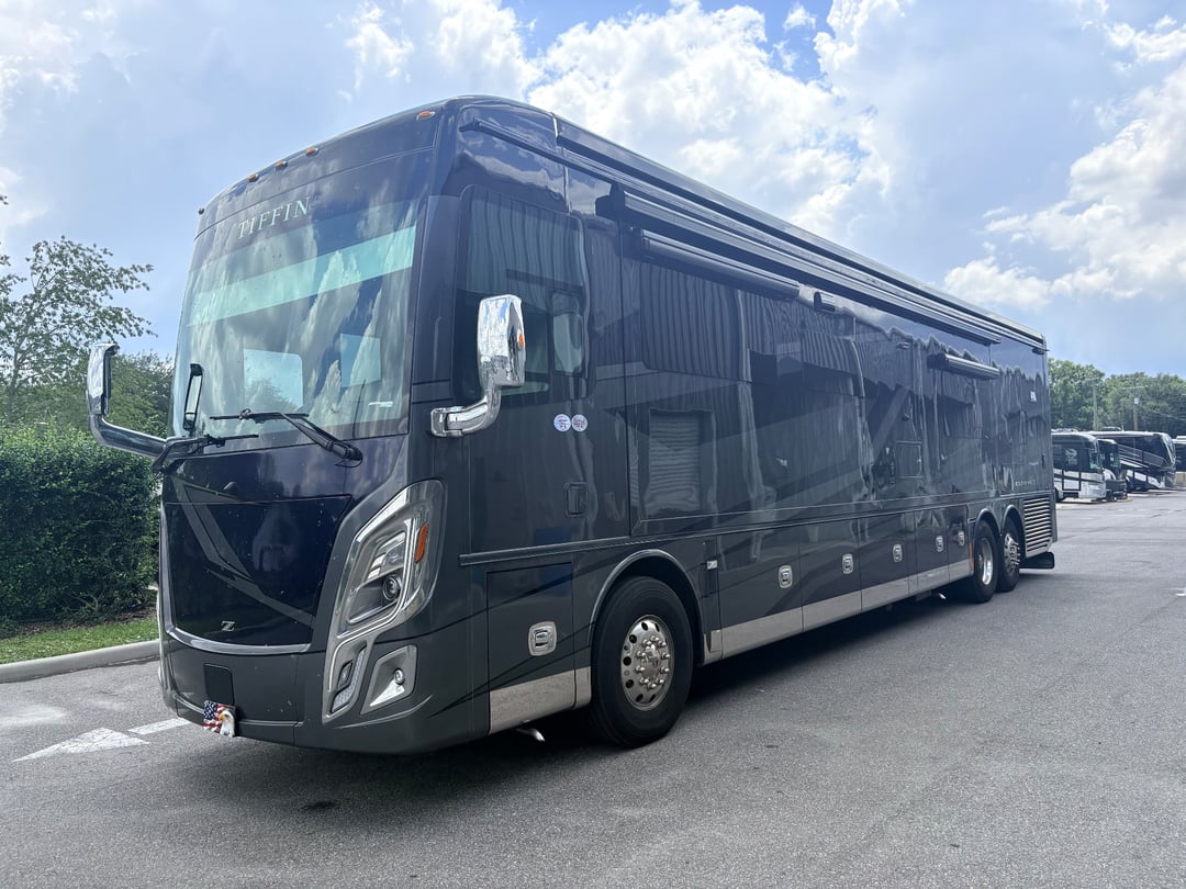 2025 Tiffin Zephyr 45 PZ, Exterior photo 2