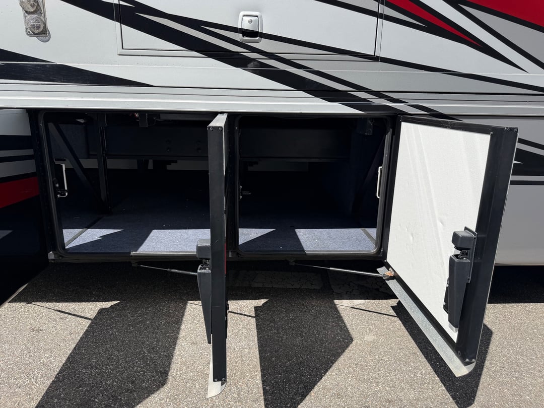 2018 Newmar Ventana 4037, Exterior photo 9