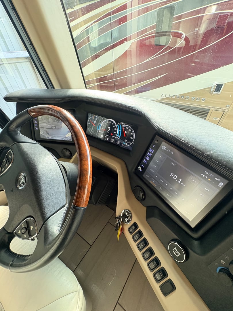 2016 American Coach American Eagle 45N, Cockpit photo 4