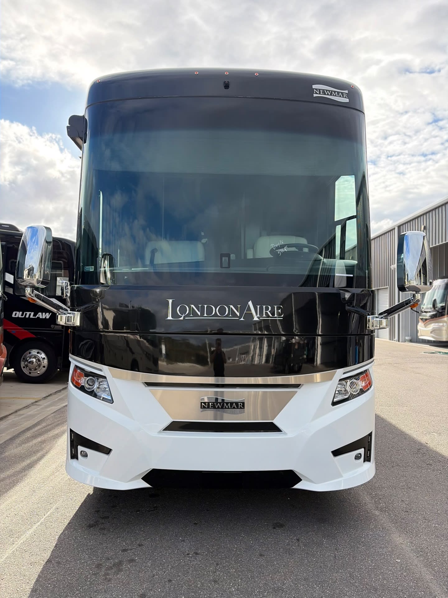 2021 Newmar London Aire 4551 - Exterior view 2