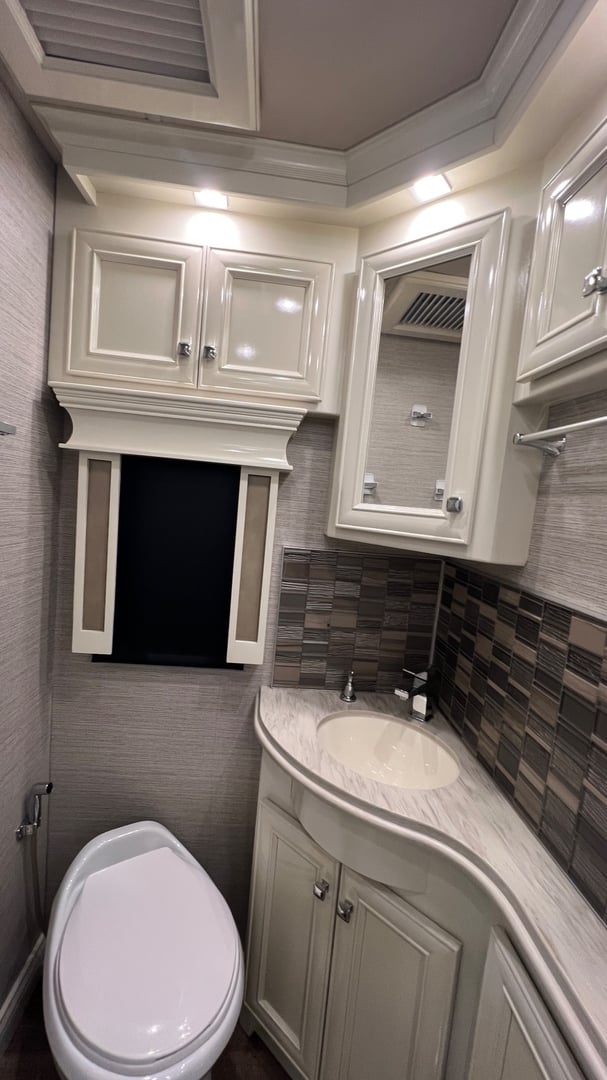 2022 Tiffin Phaeton 44 OH, Bathroom photo 3