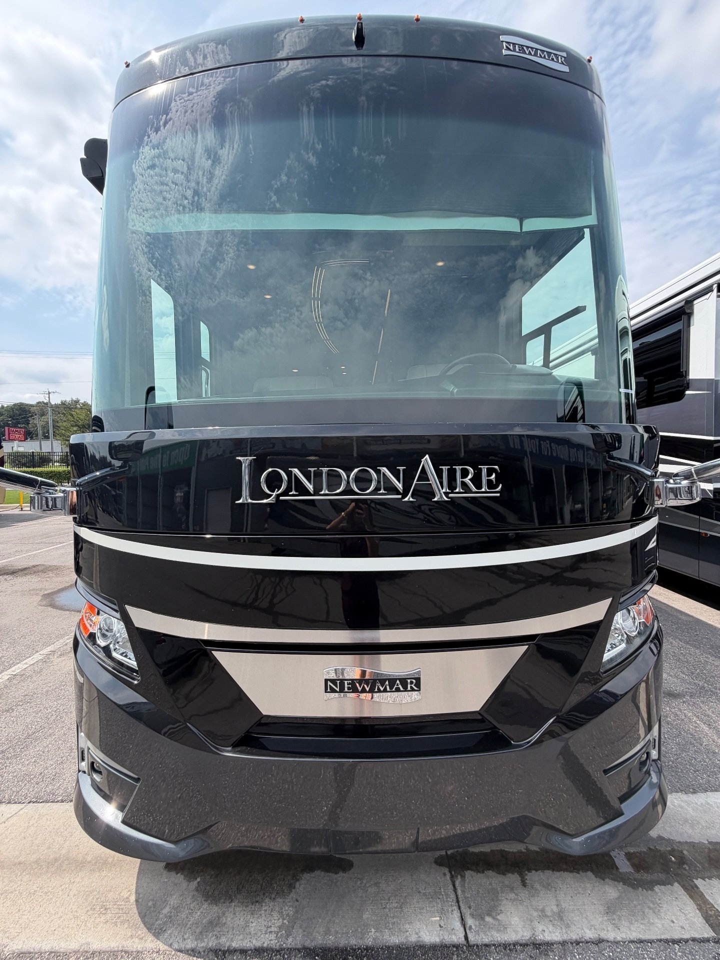 2020 Newmar London Aire 4535 - Exterior view 2