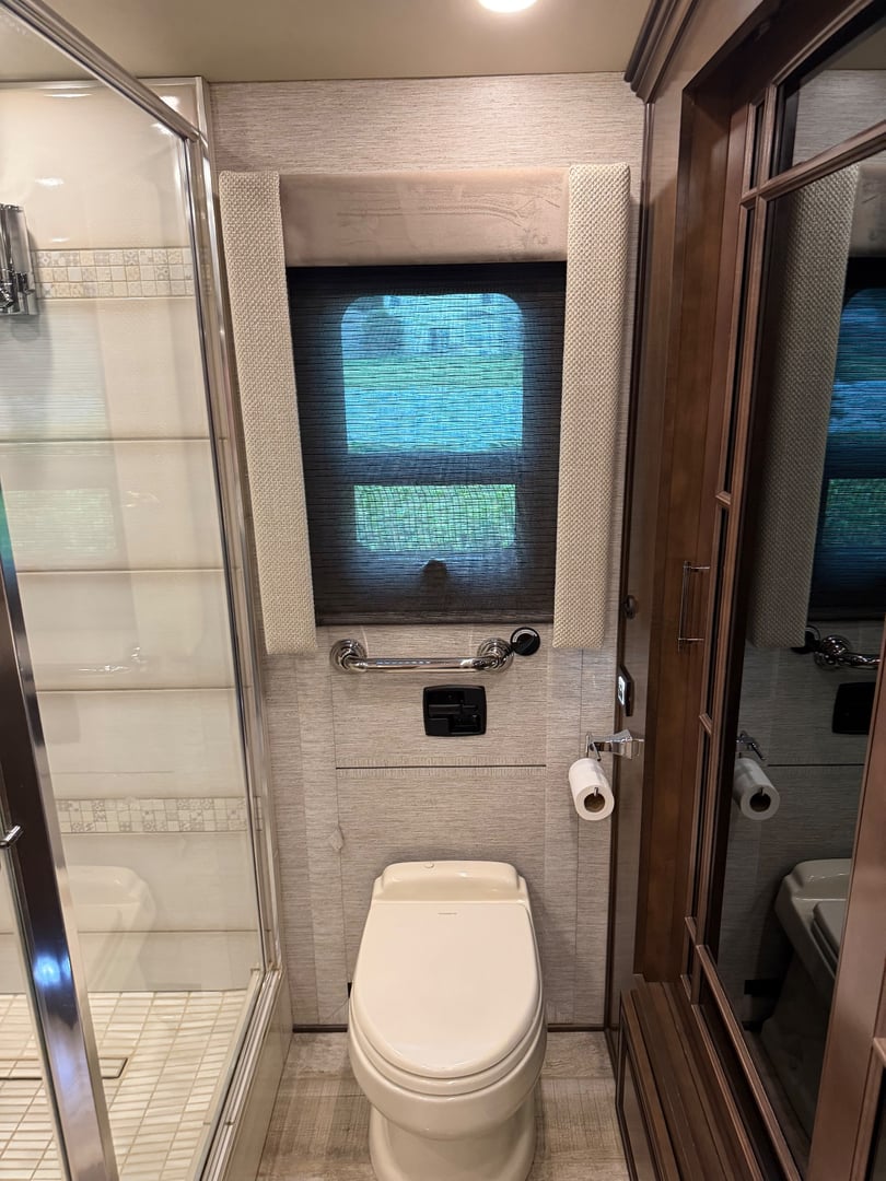 2020 Newmar Mountain Aire 4551, Bathroom photo 5