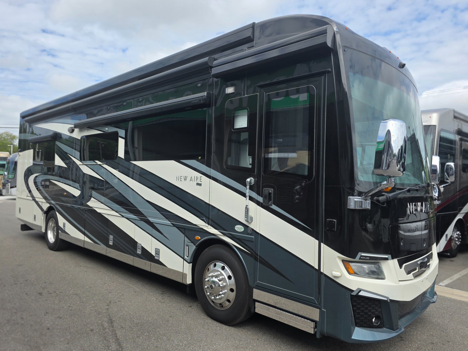 2022 Newmar New Aire 3545 - Exterior view