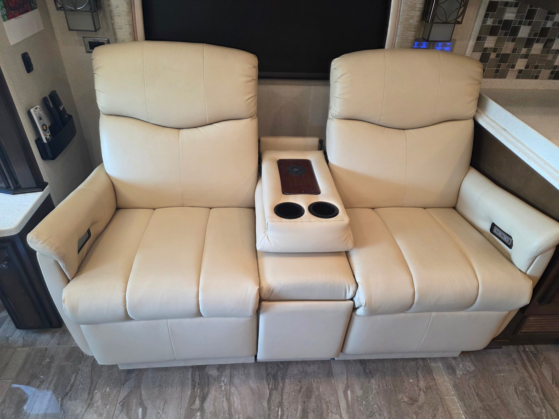 2018 Newmar Dutch Star 4018 - Interior view 3