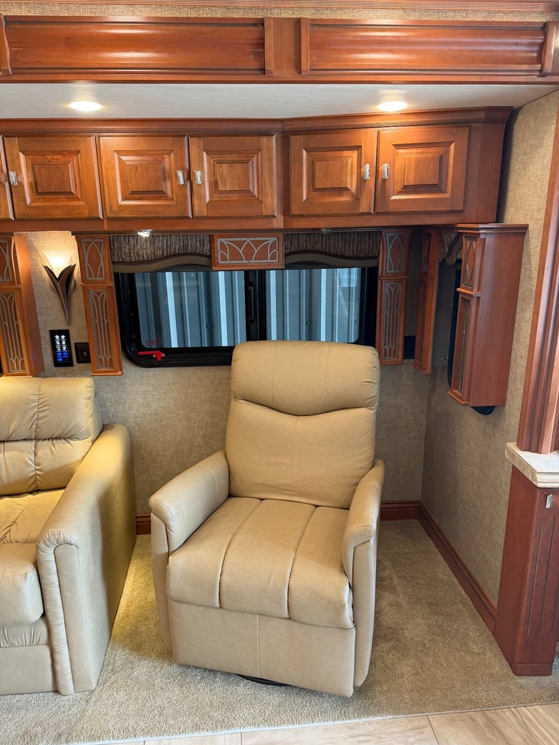 2017 Tiffin Allegro Bus 37 AP, Living area photo 4