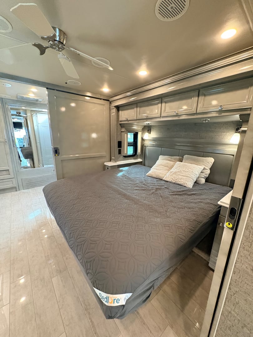 2021 Tiffin Phaeton 40 IH, Bedroom photo 2