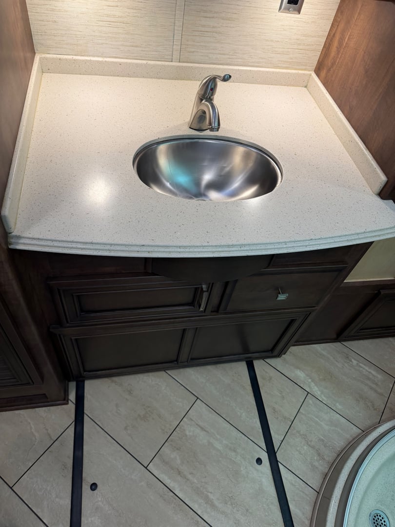 2018 Newmar Ventana 4037, Bathroom photo 12