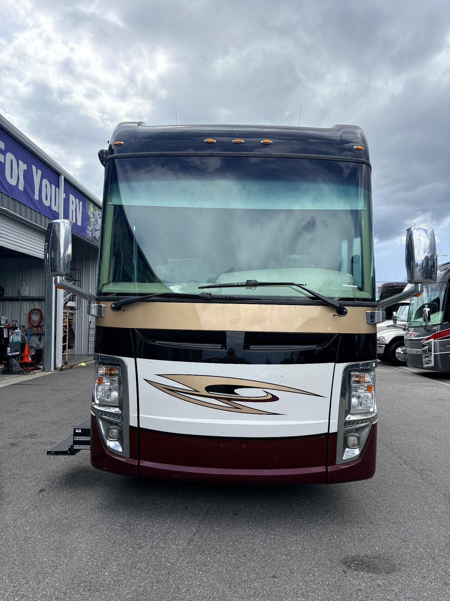 2017 Tiffin Zephyr 45 OZ - Exterior view 2