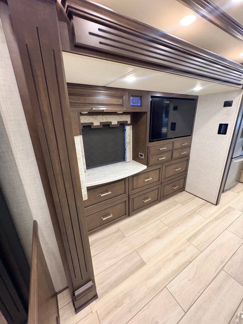 2023 Newmar London Aire 4579, Bedroom photo 2