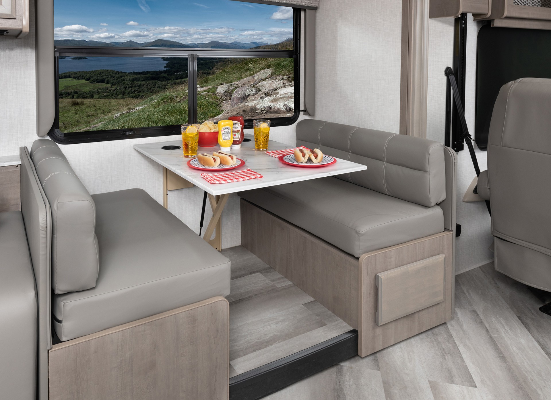 Invicta 36Y booth dinette