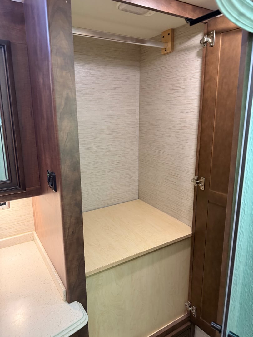 2018 Newmar Ventana 4037, Bathroom photo 10