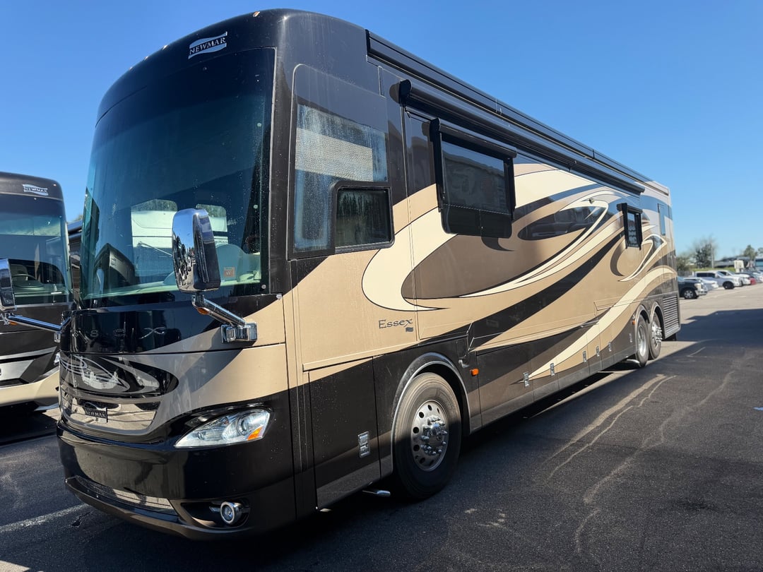 2017 Newmar Essex 4533, Exterior photo 2