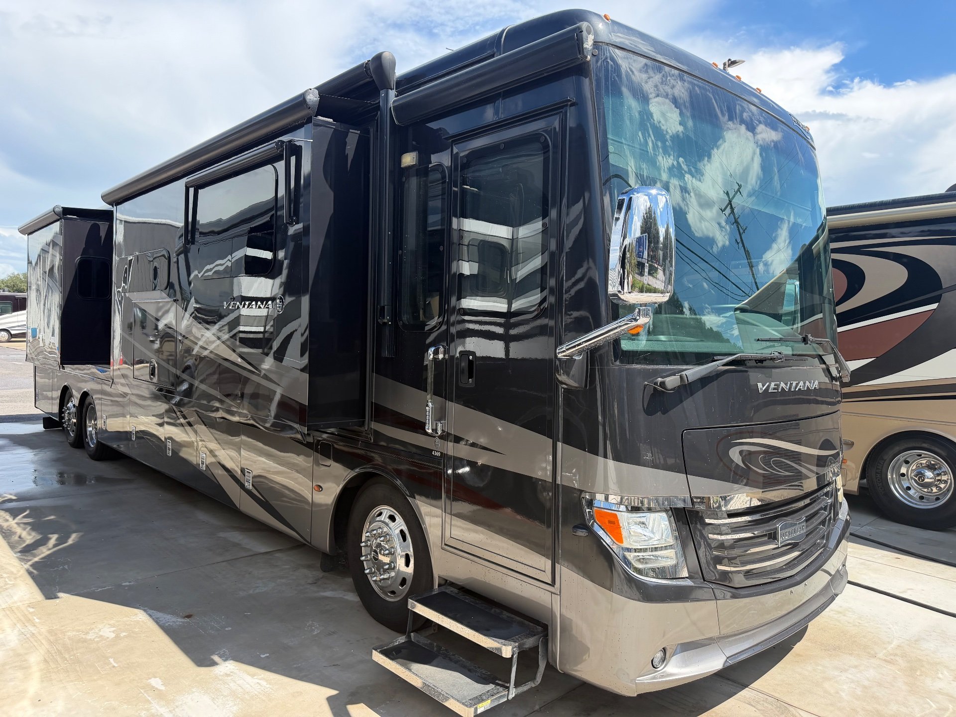 2018 Newmar Ventana 4369 - Exterior view