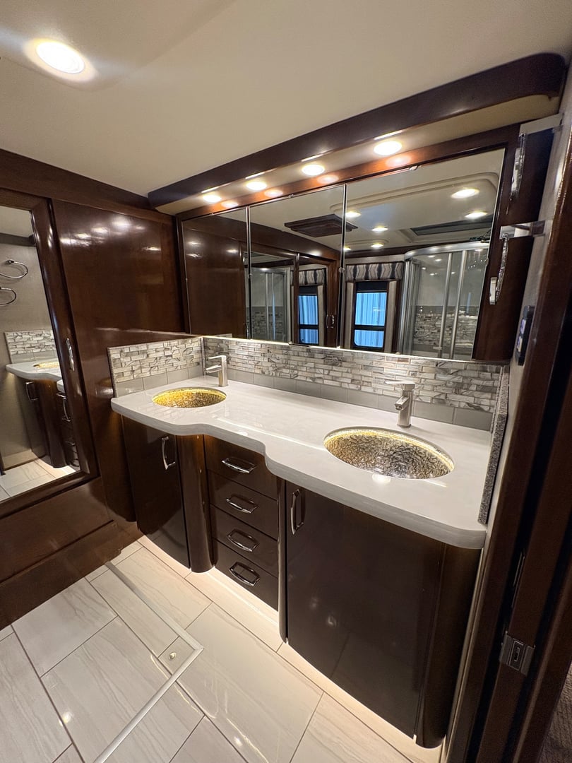 2016 American Coach American Eagle 45N, Bathroom photo 2