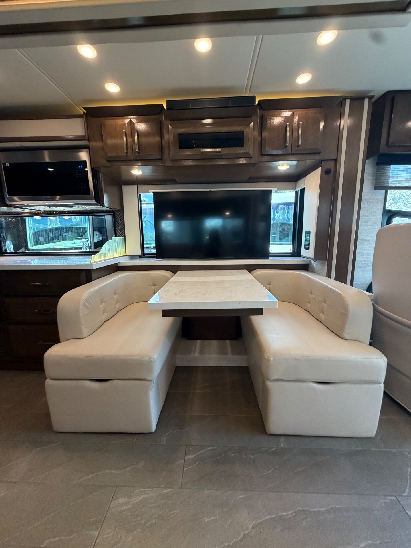2022 Newmar NewAire 3541 — Interior photo 3