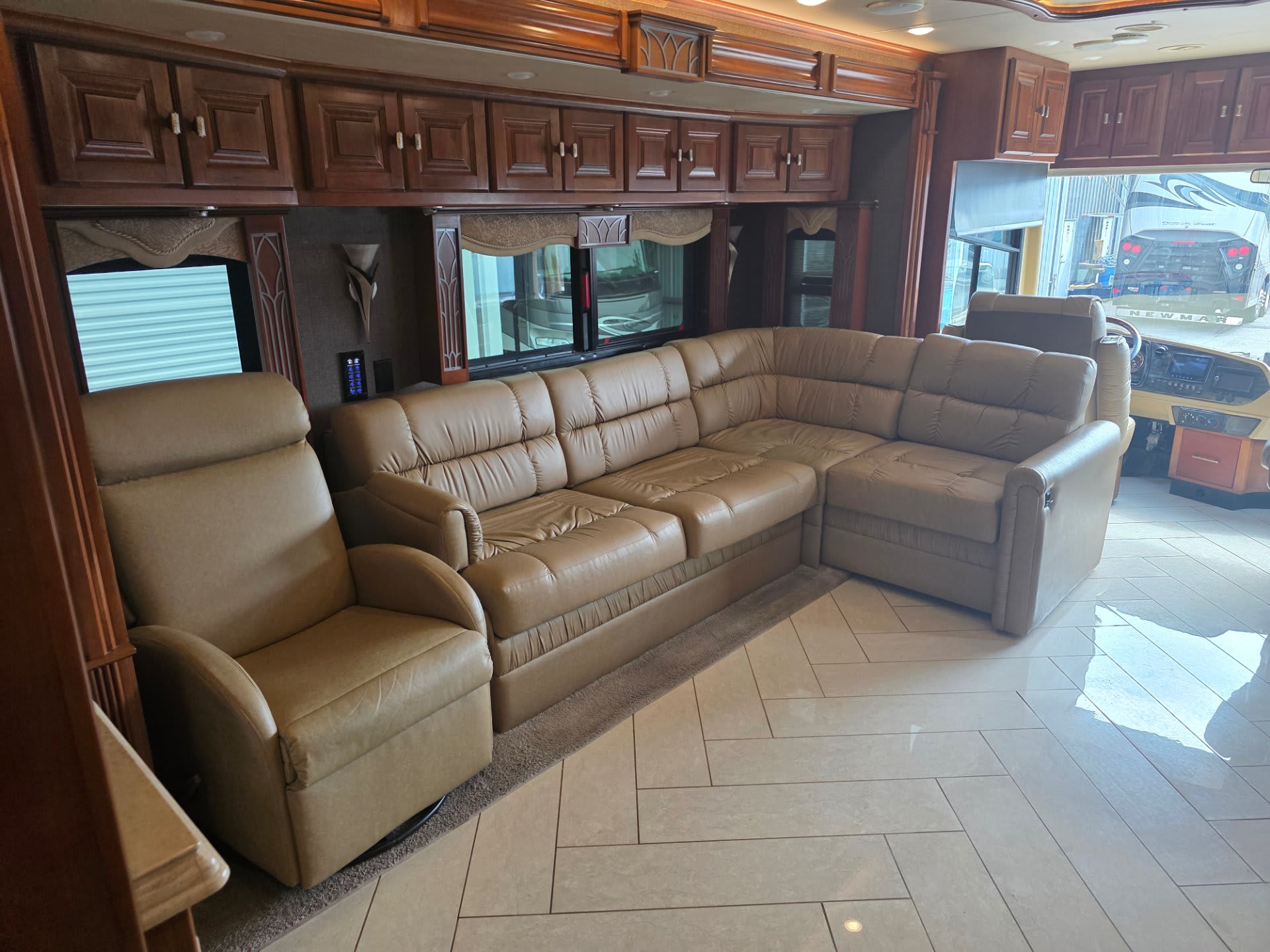 2016 Tiffin Allegro Bus 37 AP - Interior view