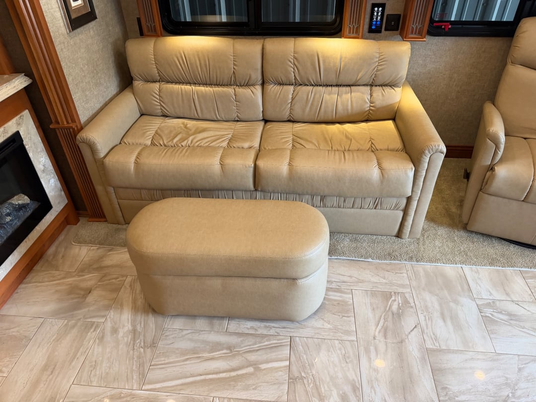 2017 Tiffin Allegro Bus 37 AP, Living area photo 5