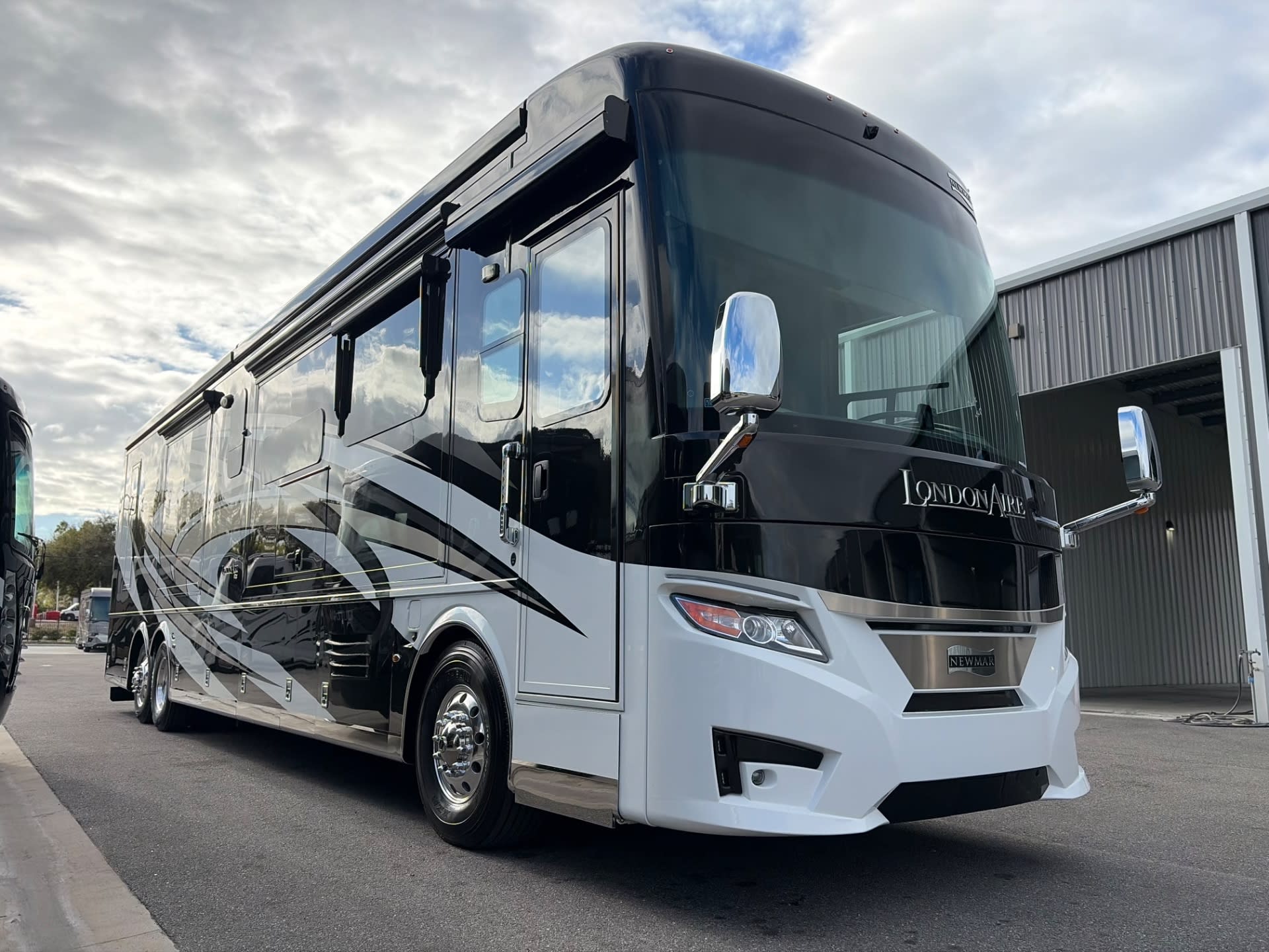 2021 Newmar London Aire 4551 - Exterior view
