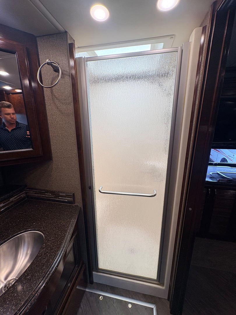 2019 Fleetwood Pace Arrow LXE 38N, Bathroom photo 5
