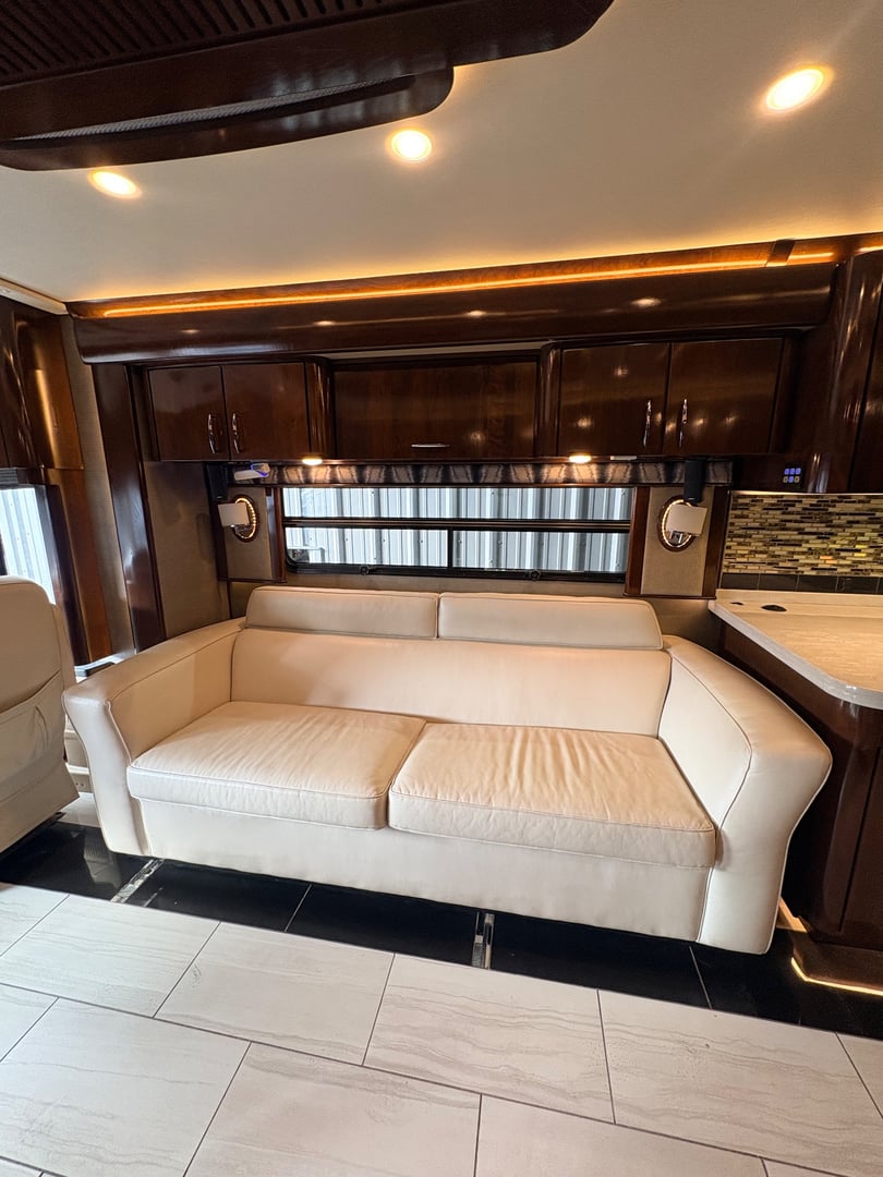 2016 American Coach American Eagle 45N, Living area photo 5