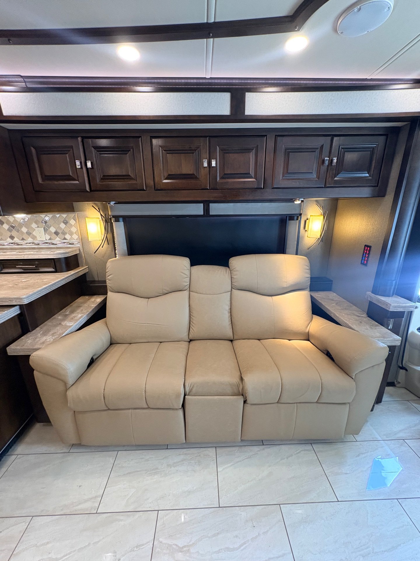 2017 Tiffin Zephyr 45 OZ - Interior view 2