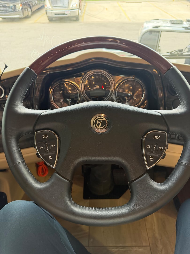 2017 Tiffin Allegro Bus 37 AP, Cockpit photo 4