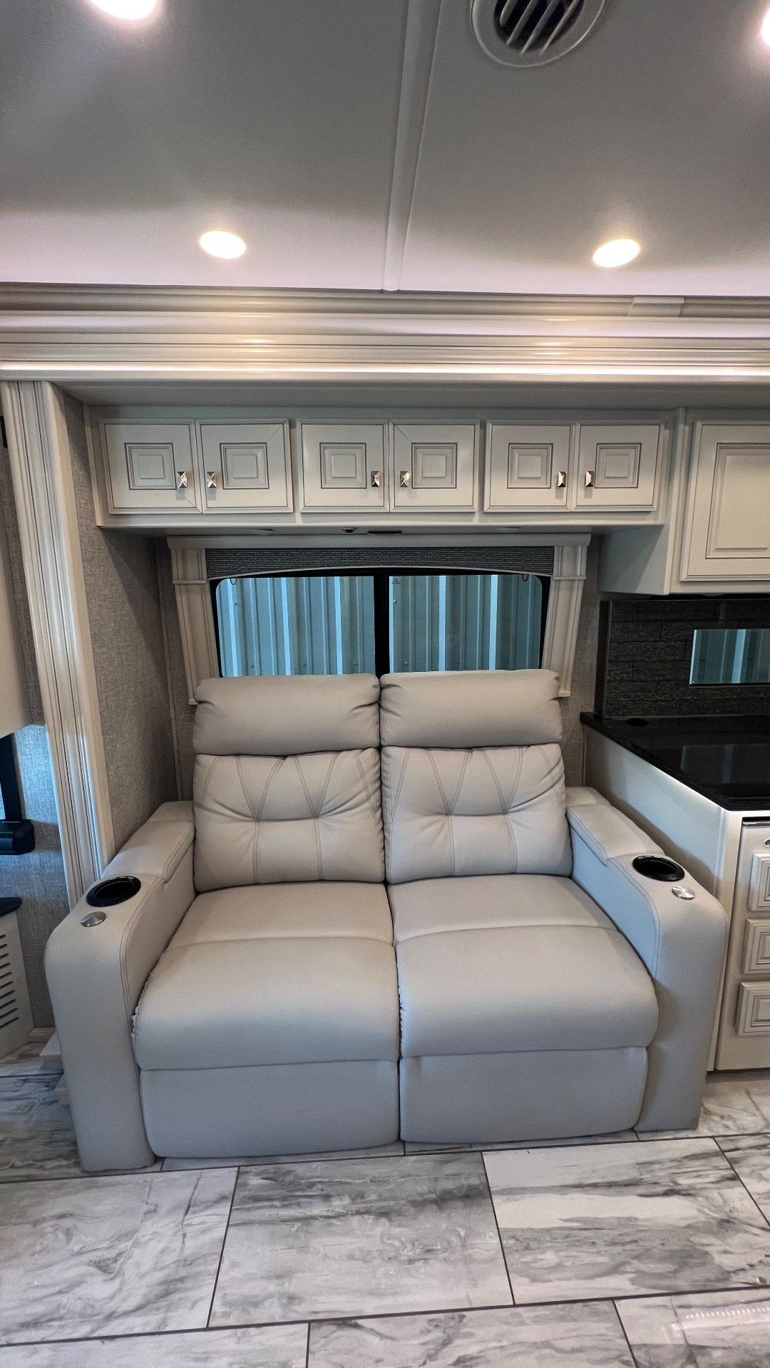 2024 Fleetwood Discovery LXE 40M — Interior photo 3