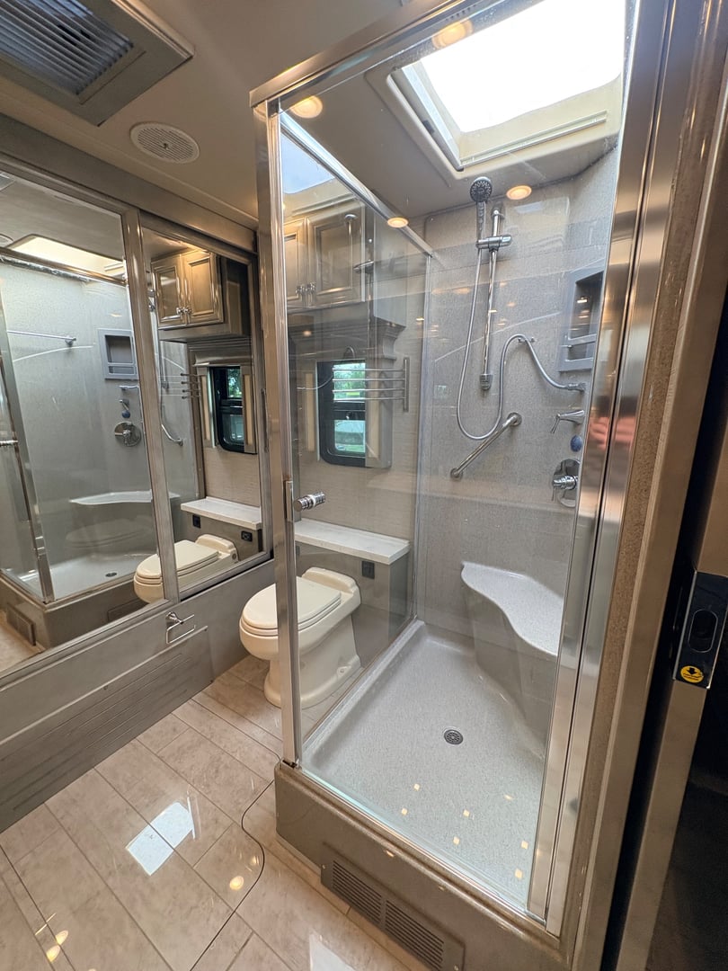 2021 Tiffin Phaeton 40 IH, Bathroom photo 3
