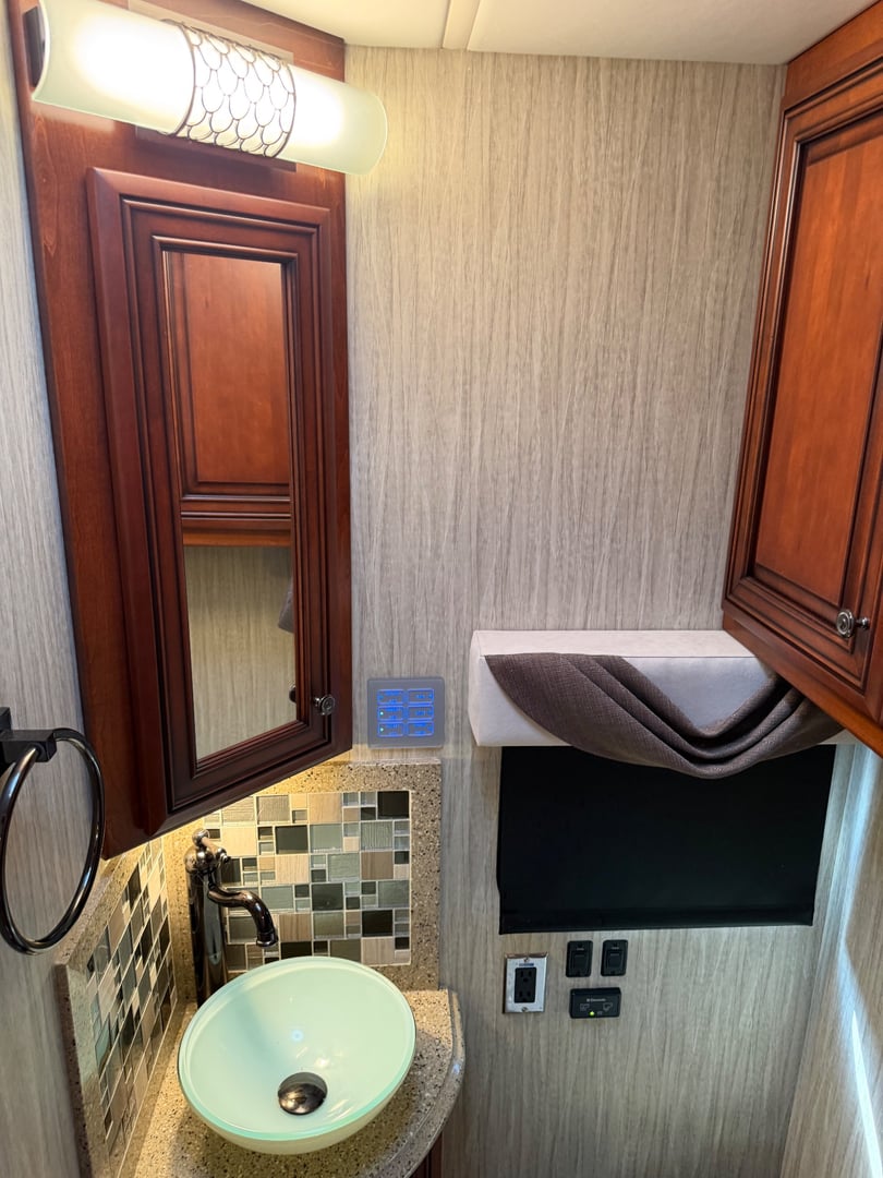 2017 Newmar Dutch Star 4369, Bathroom photo 5