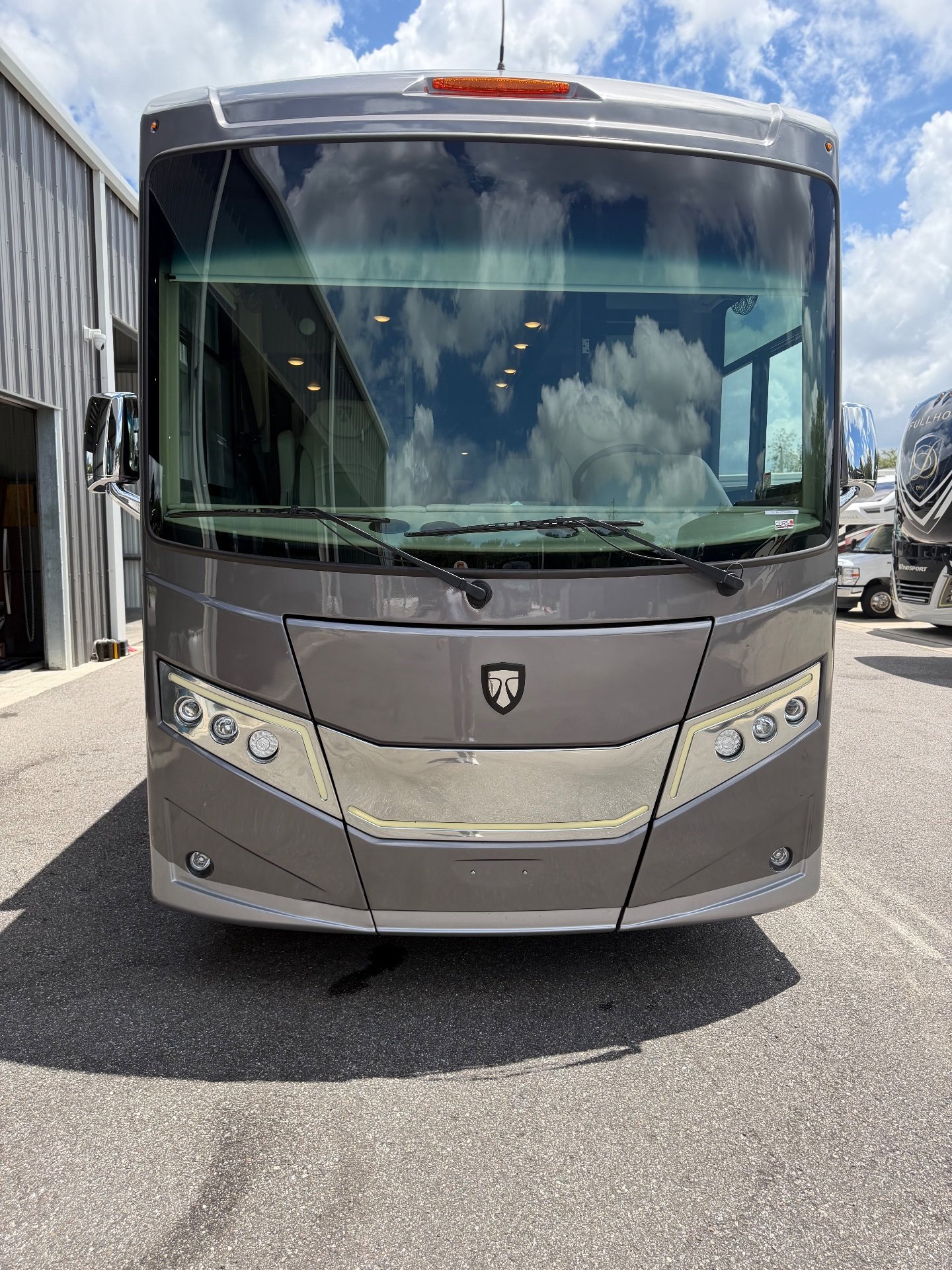 2022 Thor Motor Coach Palazzo 33.5 - Exterior view 2