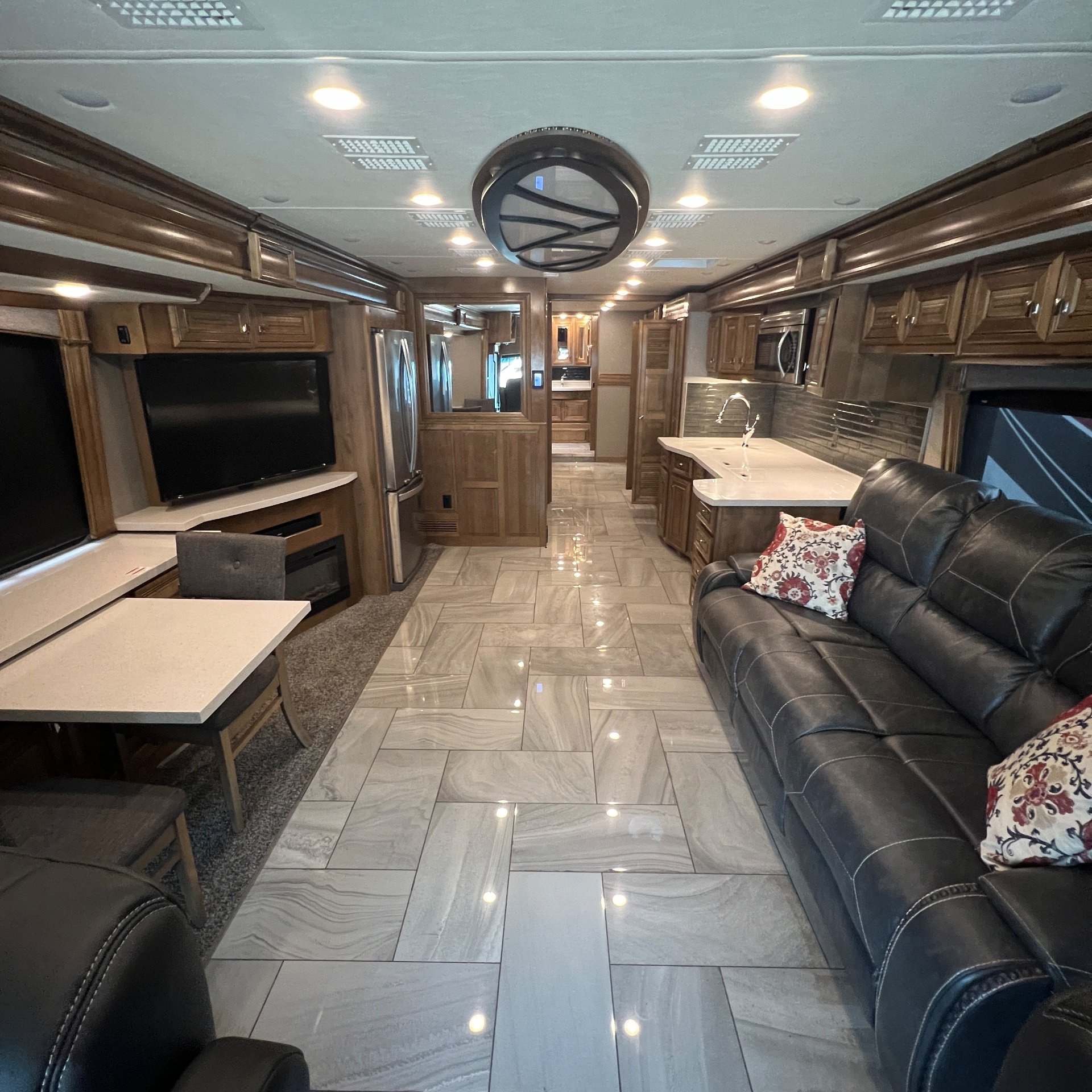 2019 Fleetwood Discovery LXE 40D - Interior view
