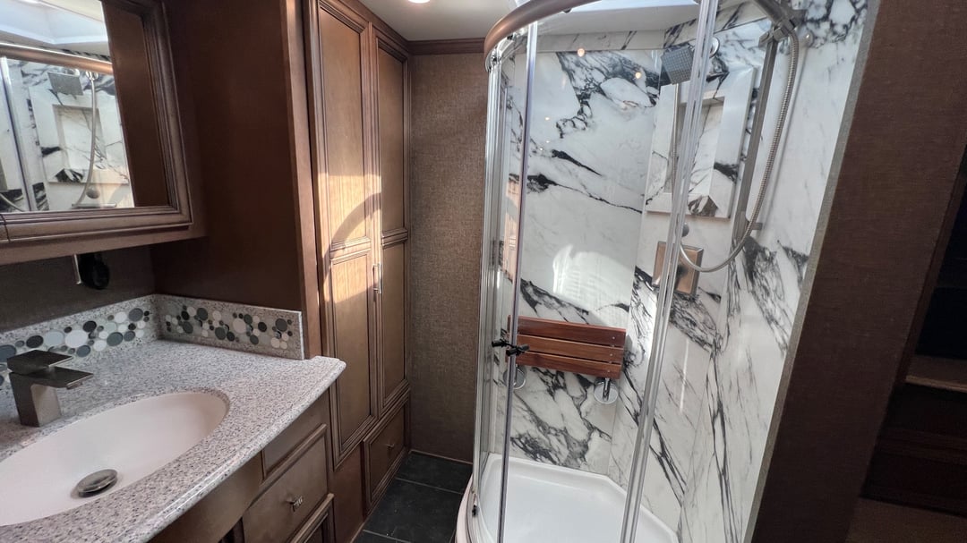 2019 Newmar Ventana 4037, Bathroom photo 3