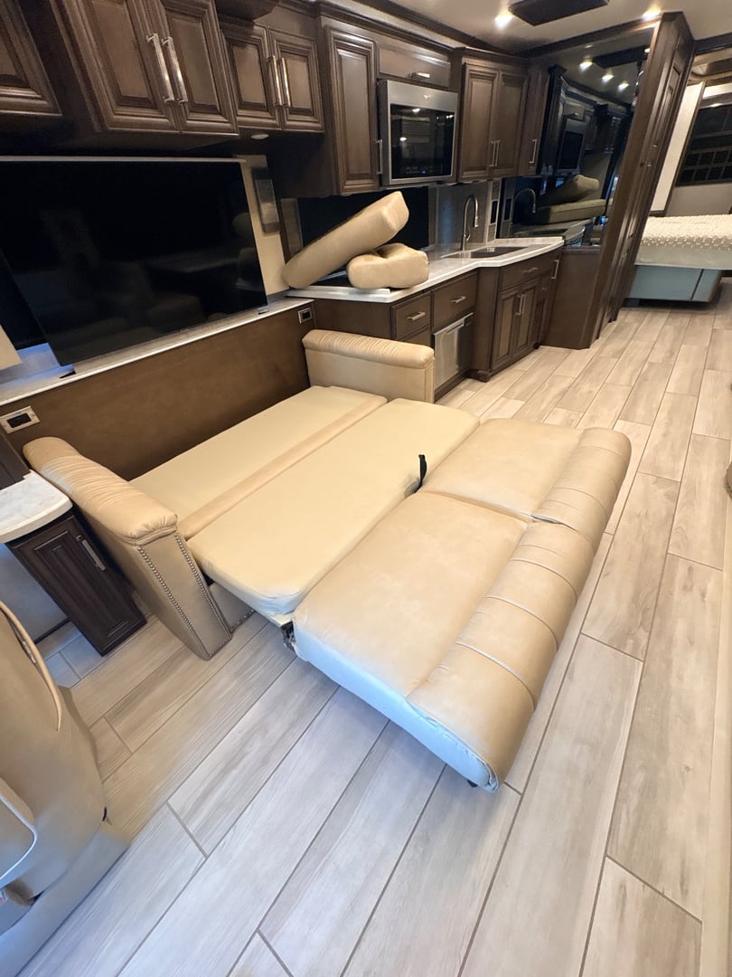 2023 Newmar London Aire 4579, Living area photo 6