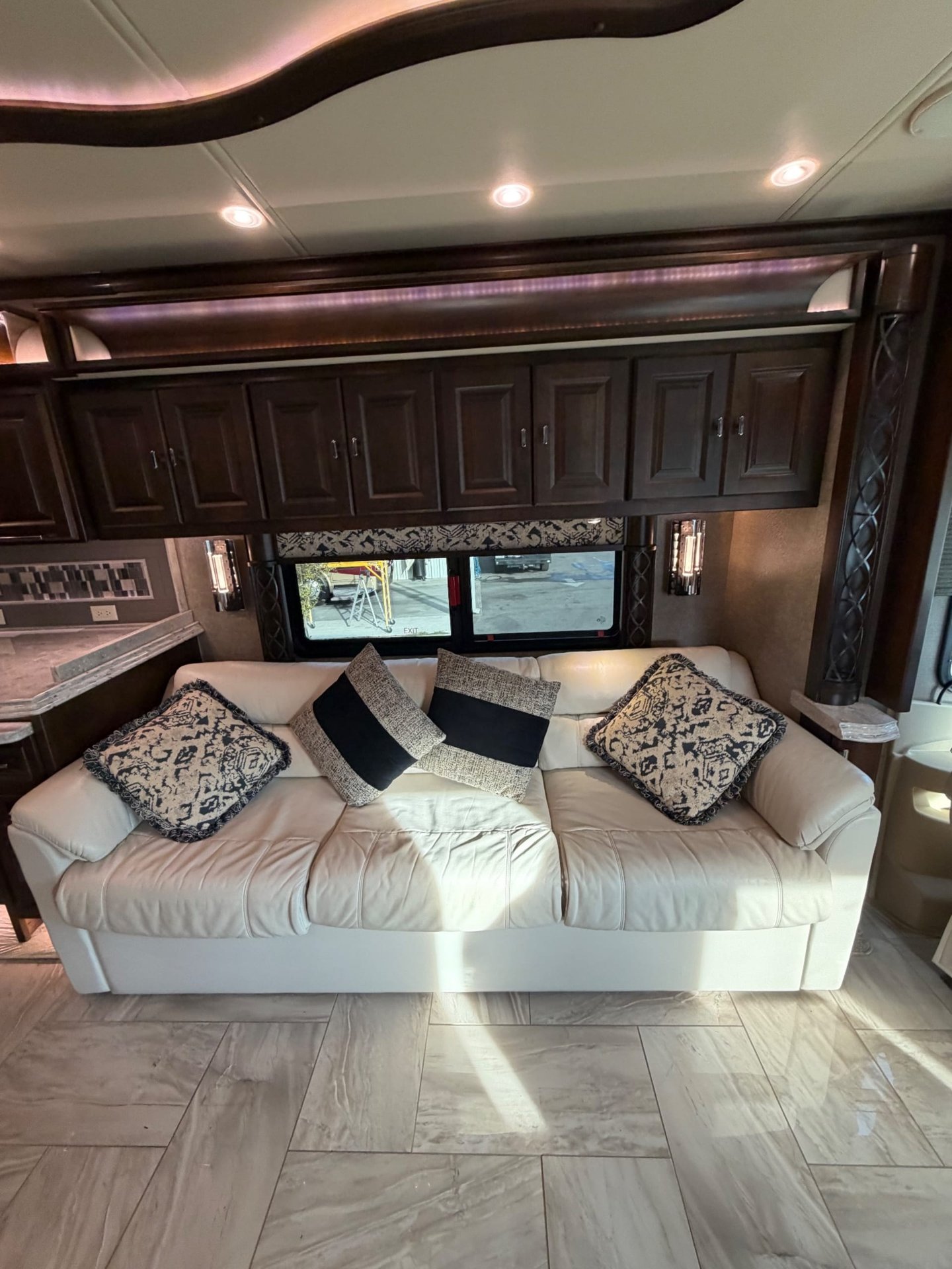 2018 Tiffin Allegro Bus 40 SP - Interior view 3