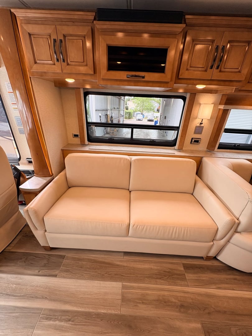 2023 Newmar Dutch Star 4370, Interior photo 5