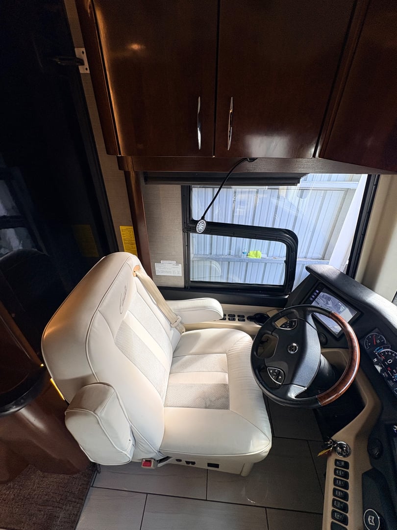 2016 American Coach American Eagle 45N, Cockpit photo 2