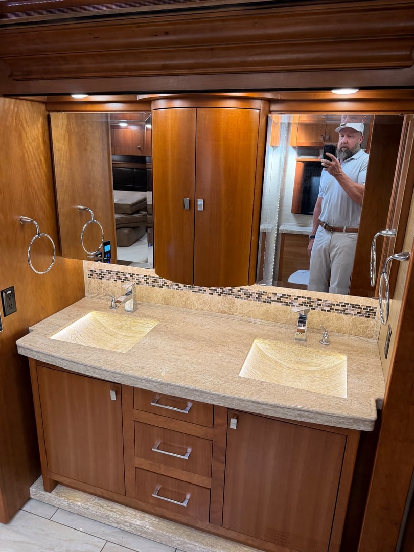 2017 Tiffin Zephyr 45 PZ, Bathroom photo 5