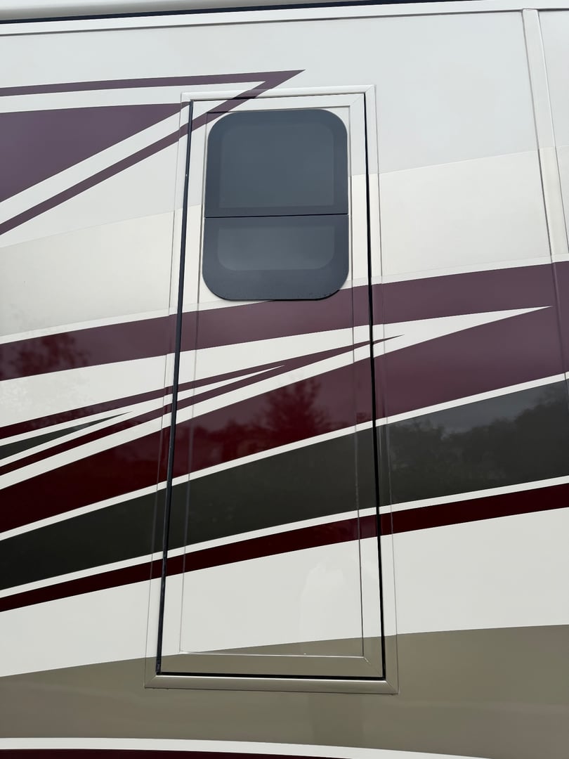 2021 Newmar Dutch Star 4369, Exterior photo 7