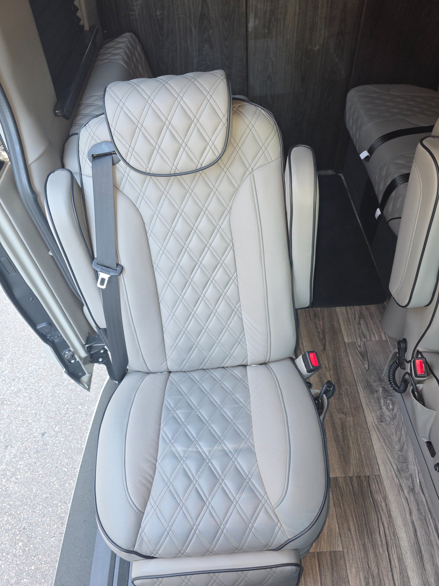2025 Midwest Automotive Designs Luxe Cruiser D4 - Interior view 2