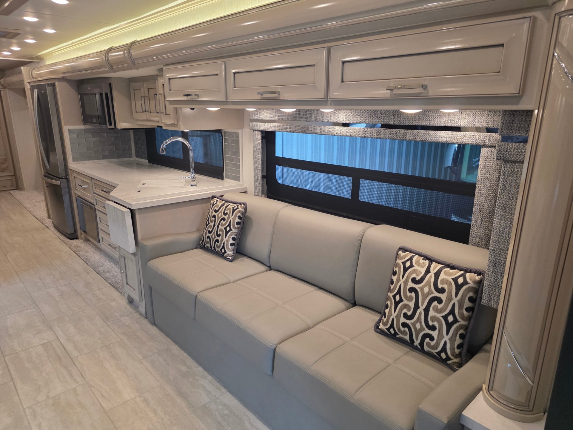 2024 Newmar Super Star 4061 - Interior view 2