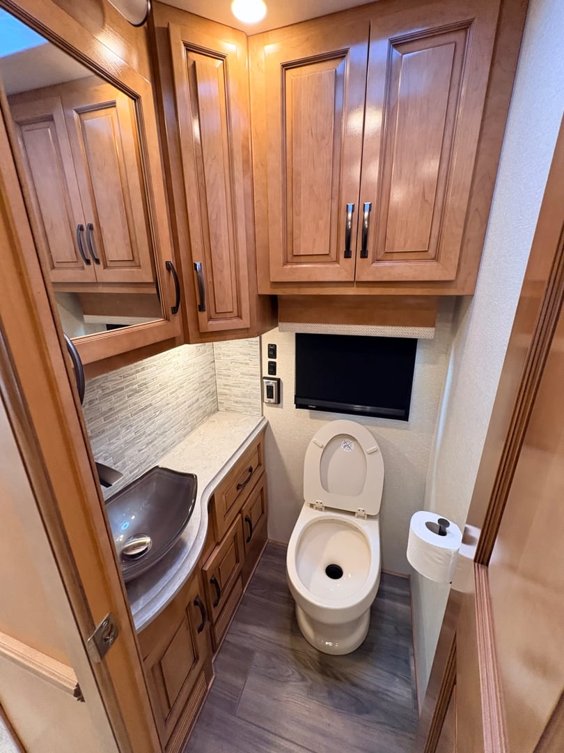 2023 Newmar Dutch Star 4370, Interior photo 10